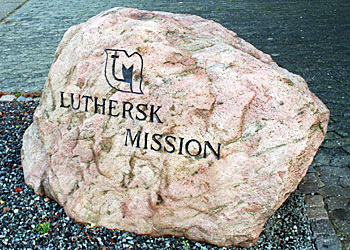 Sten med indskrift Luthersk Mission